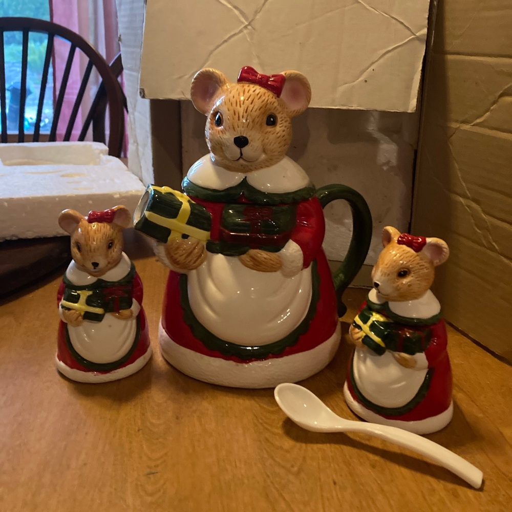 QVC network Holiday Mouse Ceramic Tea Set